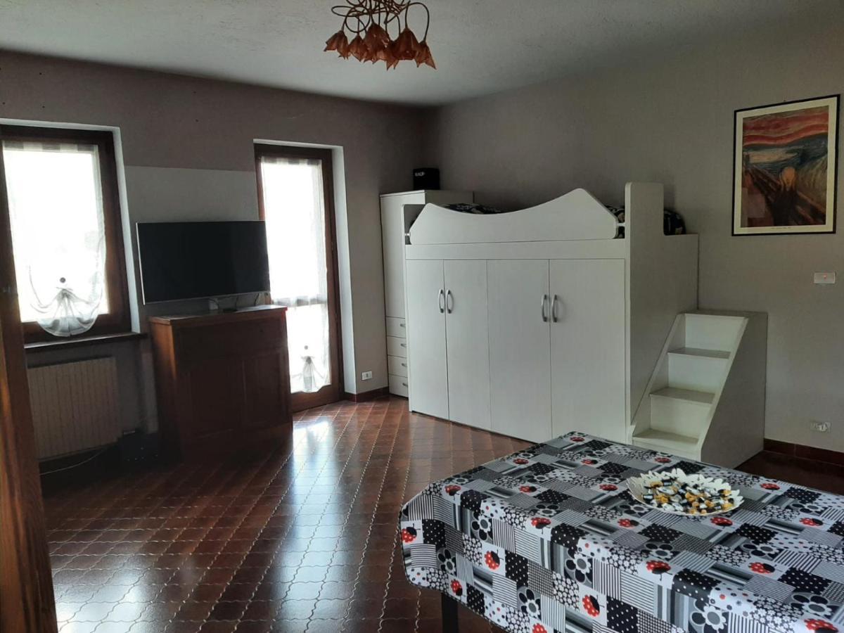 Le Chat Riant Fenis Bagian luar foto